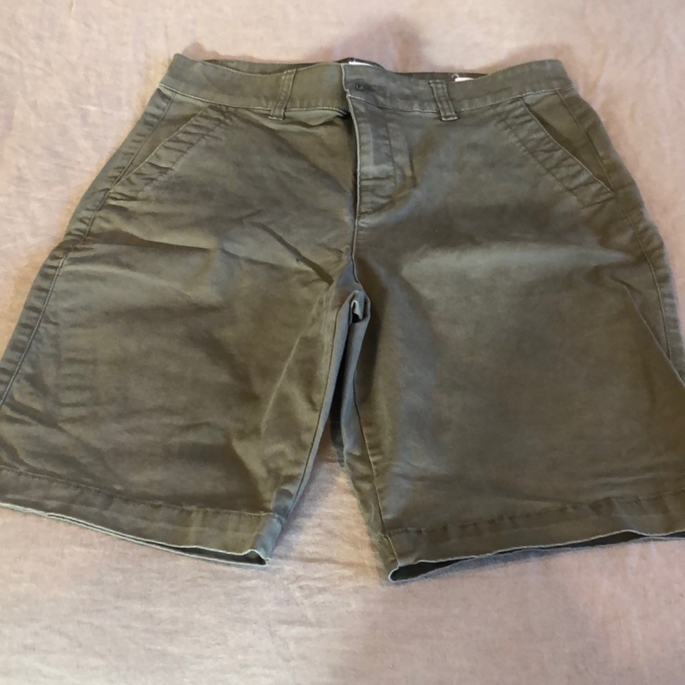 NWOT Womens GAP khaki shorts. Size 4. 9” inseam